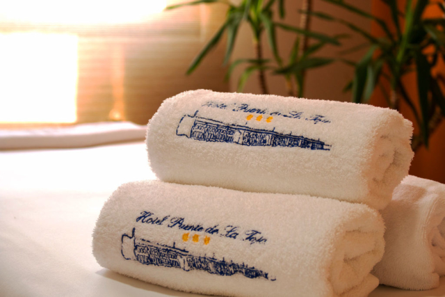 Salón de masajes SPA con toallas